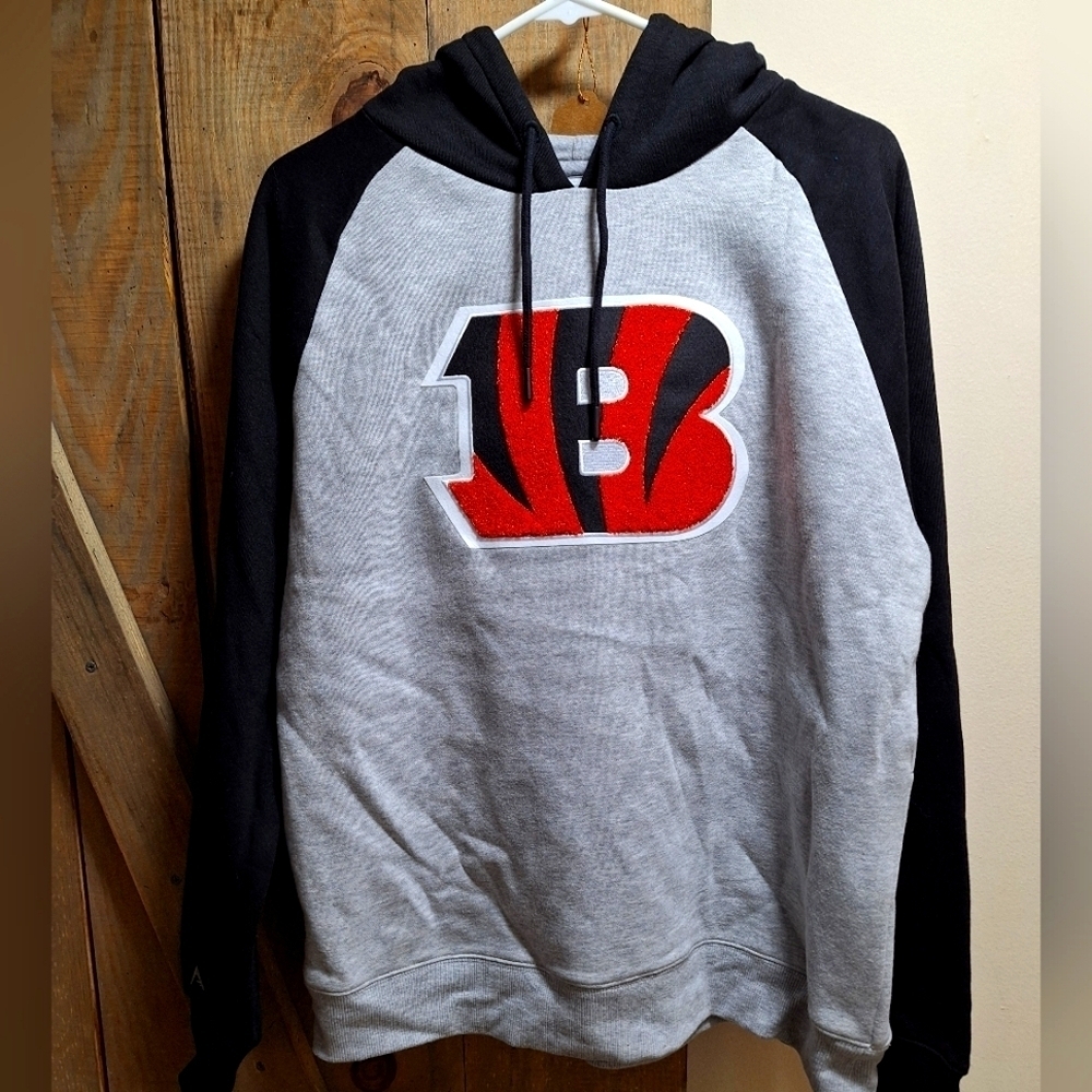 An Antigua official NFL Cincinnati Bengals Ragland Hoodie in a women's size larg